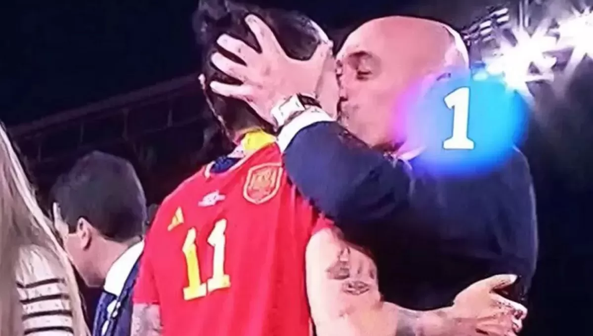 SIN CONSENTIMIENTO. Rubiales besó a la fuerza a Hermoso durante la entrega de premios en el mundial de fútbol femenino.  