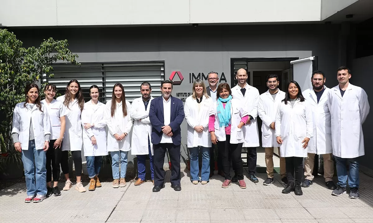 VISITA. Medina Ruiz y los integrantes del Instituto de Medicina Molecular y Celular Aplicada.