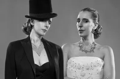 Poetas y escritores debaten, y más tarde “Eva canta Gardel”