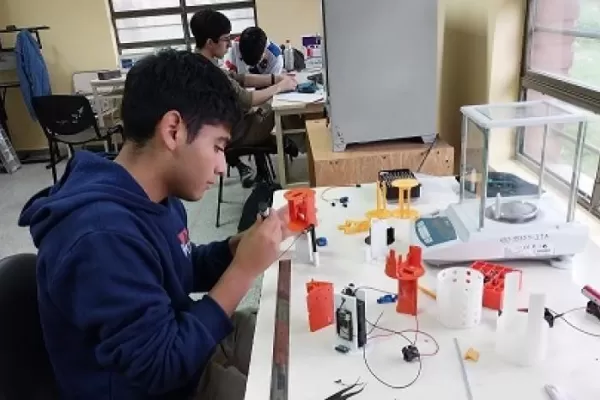 Alumnos de la UNT ganaron un concurso de creación de satélites