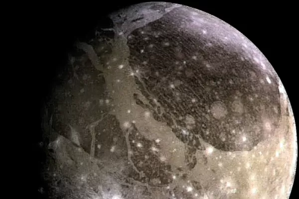Habrían descubierto un cráter de dimensiones increíbles en Ganímedes