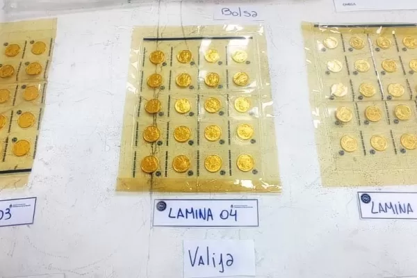 Demoraron a una mujer que intentó tomar un vuelo a Miami con 420 monedas de oro