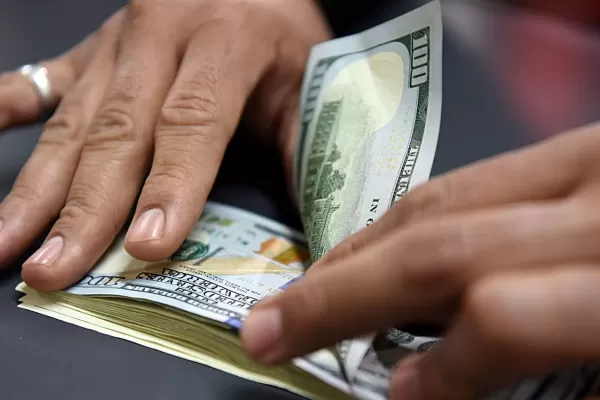 Tras el desembolso del FMI, el dólar blue bajó 10 unidades y finalizó a $725