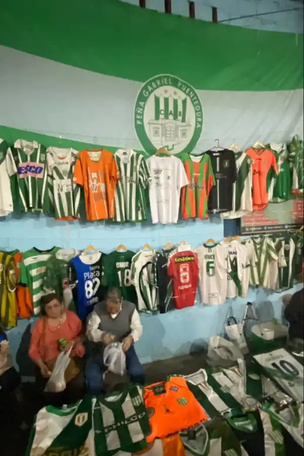 PASIÓN POR EL “TALADRO”. El stand de Sebastián con las camisetas de Banfield.