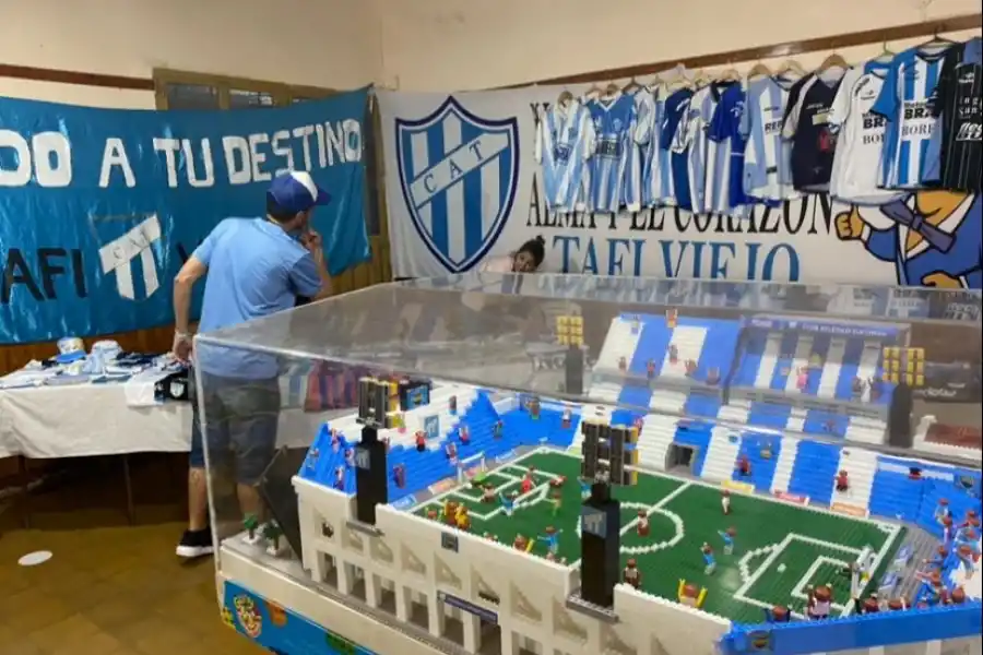 RÉPLICA. En un sector dedicado a Atlético, el Monumental construido con fichas.