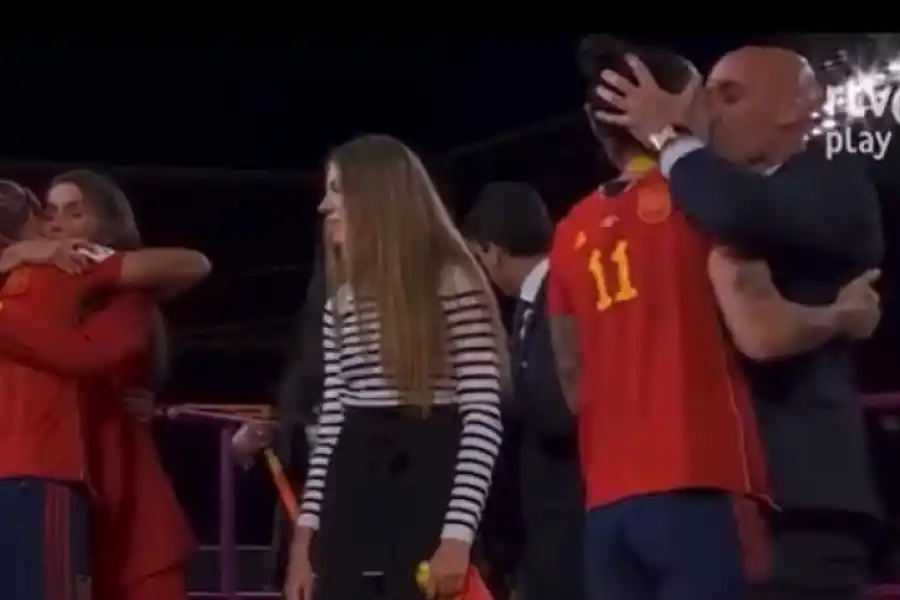 Luis Rubiales, presidente de la Federación Española de Fútbol, besa en la boca a Jenni Hermoso, jugadora de la Selección.