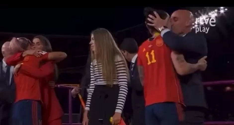 Luis Rubiales, presidente de la Federación Española de Fútbol, besa en la boca a Jenni Hermoso, jugadora de la Selección.