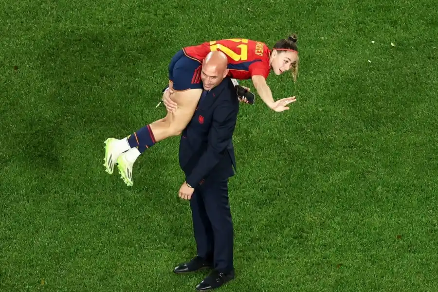 Caso Rubiales: apareció una nueva foto comprometedora y dos referentes del fútbol femenino lo destrozaron