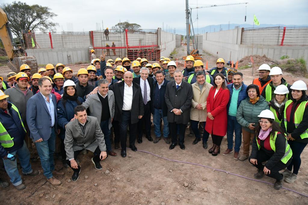 EN SAN ANDRÉS. El Presidente recorrió las obras de la planta junto a autoridades provinciales.