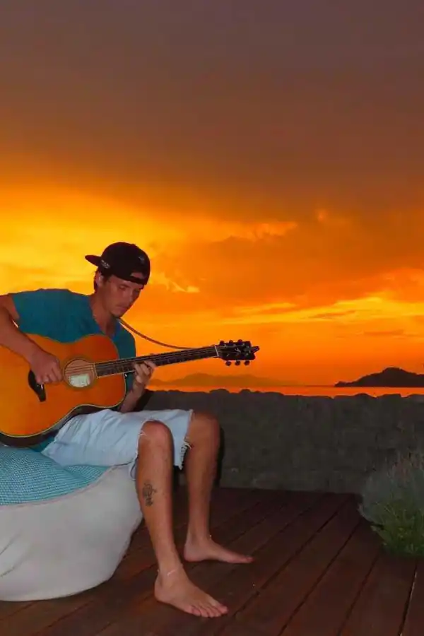 Cruz Beckham tocando la guitarra