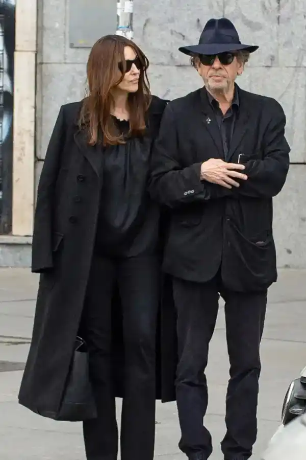 Tim Burton a los besos con una sex symbol italiana, Mónica Bellucci