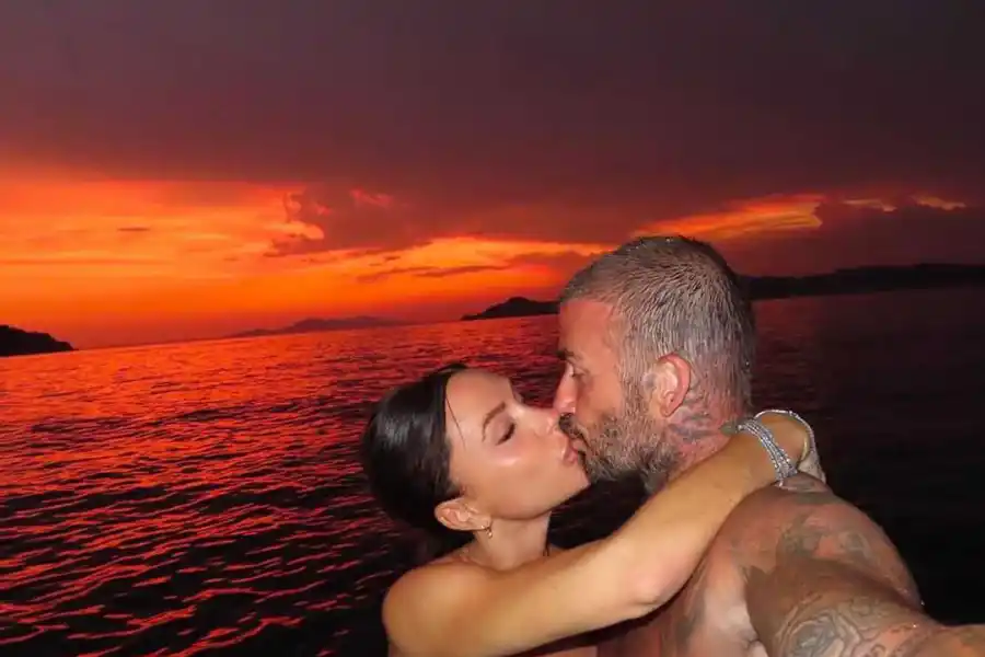 El apasionado beso de David y Victoria