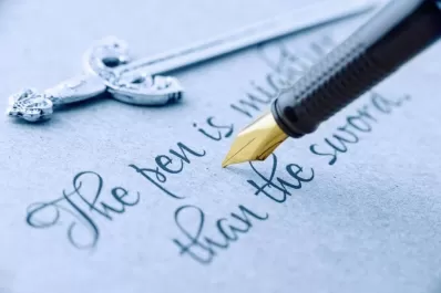 La lapicera es más poderosa que la espada