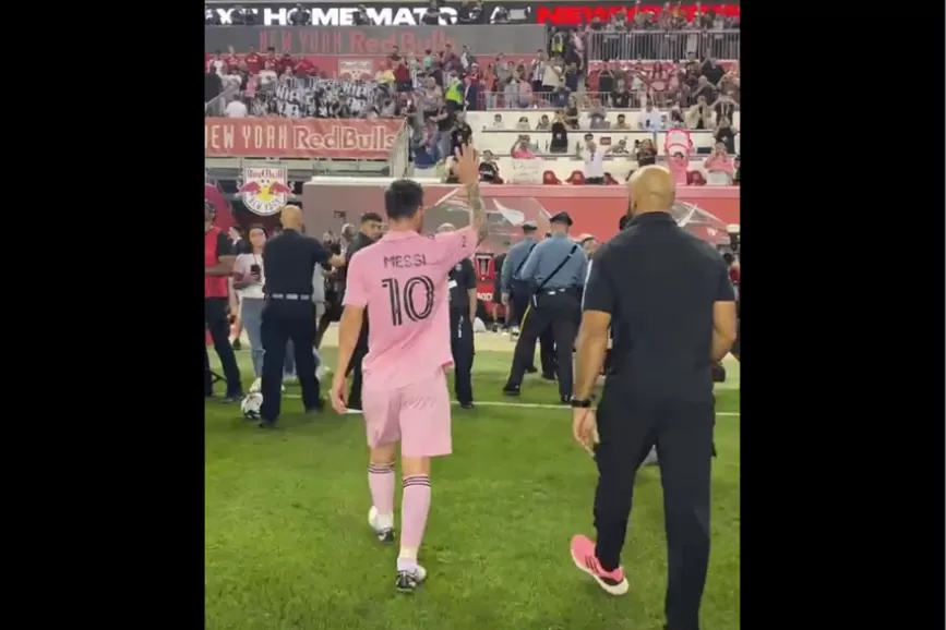 Custodiado y aplaudido, así se fue Messi del estadio luego de su golazo frente a New York RB