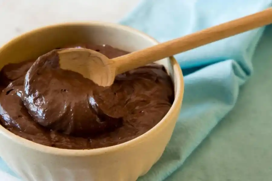 Los especialistas recomiendan consumir más chocolate negro y no tanto el chocolate blanco.