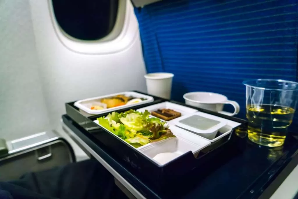 Qué alimentos recomiendan evitar consumir antes de viajar en avión
