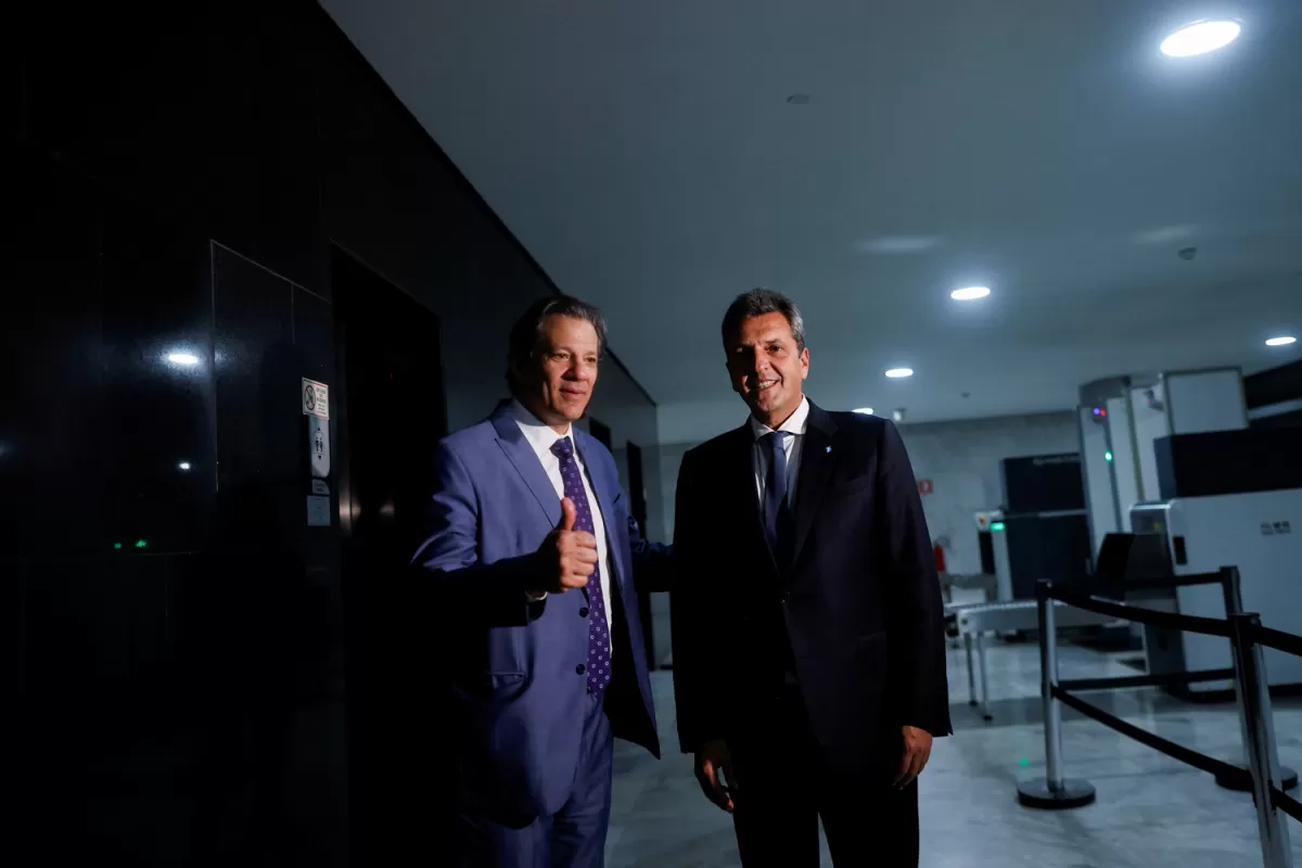 EN BRASIL. El ministro de Economía, Sergio Massa, junto a su par de ese país, Fernando Haddad.