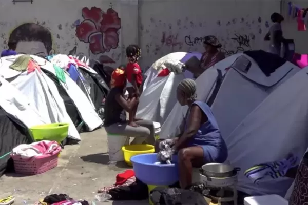 Desplazados por la violencia: haitianos se refugian en un polideportivo