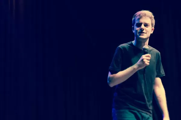 Un espectador increpó en vivo a un standupero porteño y terminó quedano en ridículo en pleno show