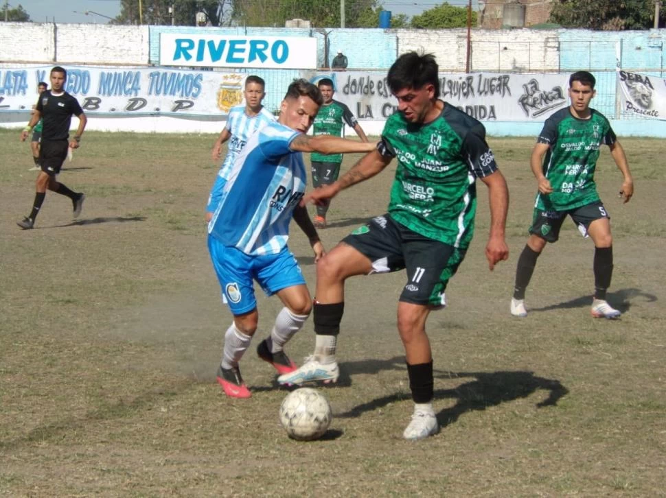 LA CUIDA. Brizuela (Alto Verde) pisa la pelota ante la marca de Bollea del “león”. Gentileza Sonia Argañaraz