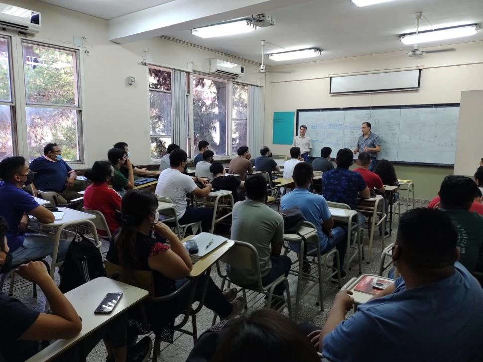 DOCENTE. El decano electo de la Facultad Regional Tucumán de la UTN, Rubén Egea, al frente de sus alumnos. 