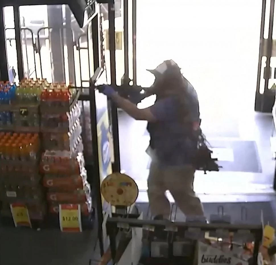 SIN FRENOS. Un video de seguridad muestra al asesino apuntando con un rifle en la tienda Dollar Store.  