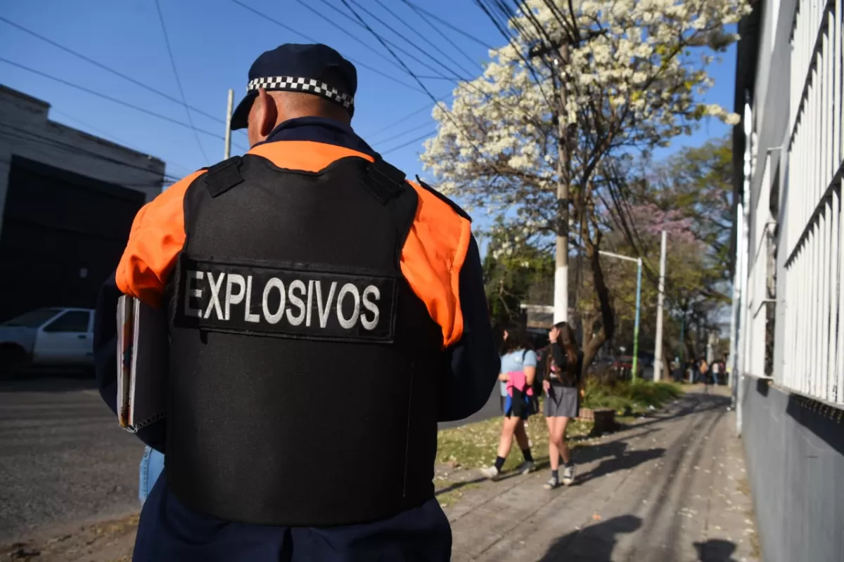 Efectivos de Explosivos revisan las instalaciones de las escuelas. 