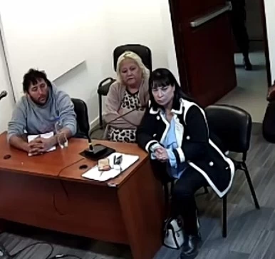 DESMINTIENDO TODO. Miriam Amanda Paz (al centro) y Roque Tula, que aparecen junto a Silvia Furque, negaron la acusación en su contra. 