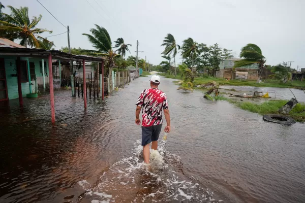 Idalia se volvió huracán y en Florida ordenan evacuaciones