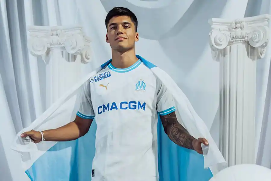 OFICIAL. Joaquín Correa posó con la camiseta número 20 de Olympique de Marsella.  