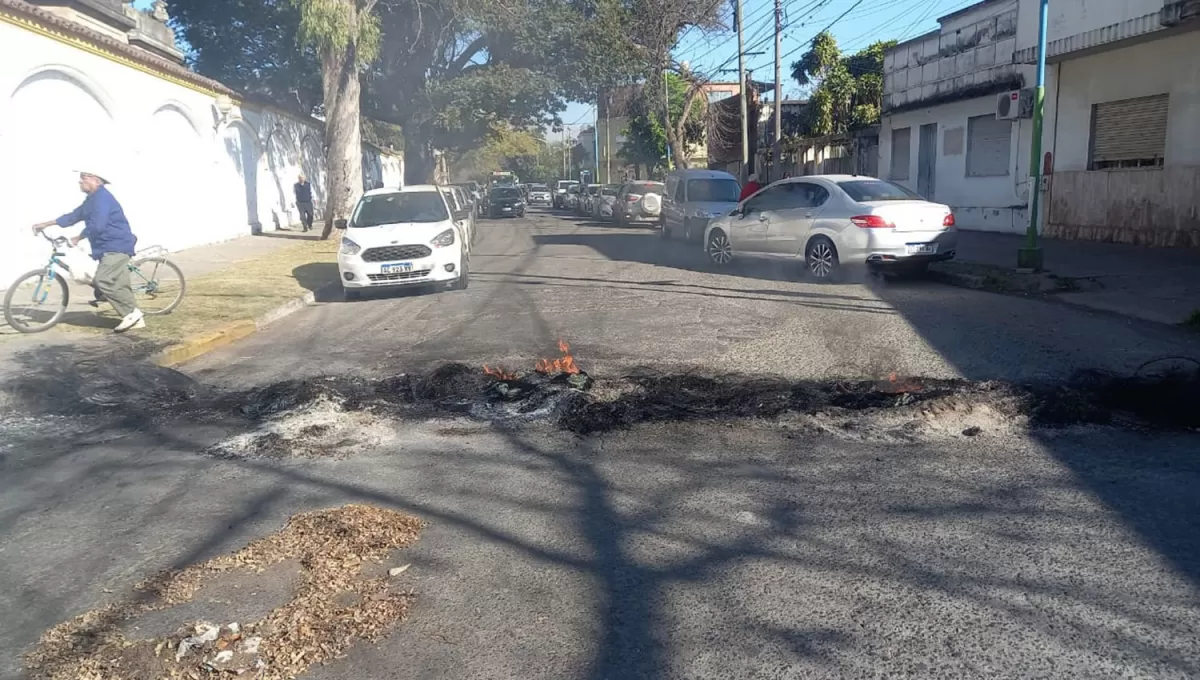 EN EL CEMENTERIO DEL OESTE. Trabajadores que cumplen funciones en la necrópolis reclaman mejoras salariales en Mendoza y Asunción.