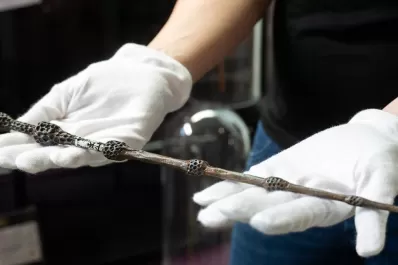 Del casco de Iron Man a las varitas de Harry Potter: los 1.400 icónicos objetos que se subastarán