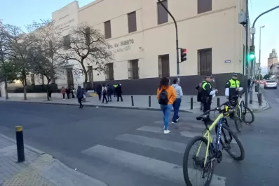 Dos colegios optaron por las clases virtuales ante las amenazas de bombas: hay complicaciones en el tránsito
