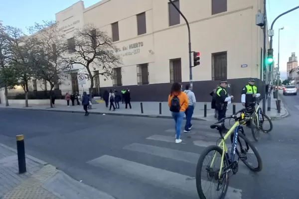 Dos colegios optaron por las clases virtuales ante las amenazas de bombas: hay complicaciones en el tránsito