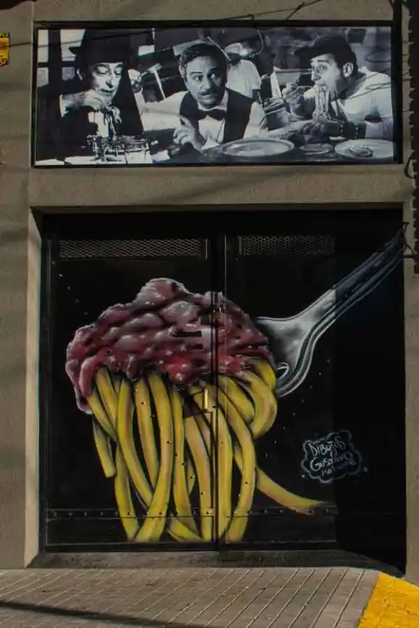 “SATISFACCIÓN”. María Patricia Pecci registró un sitio urbano donde los fideos se transforman en protagonistas.