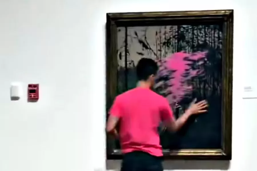 Activista contra el cambio climático tiró pintura rosa sobre el cuadro ”Northern River” de Tom Thomson