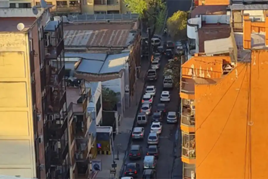 EMBOTELLAMIENTO. El corte en el colegio del Huerto provocó largas colas en el microcentro durante la mañana.