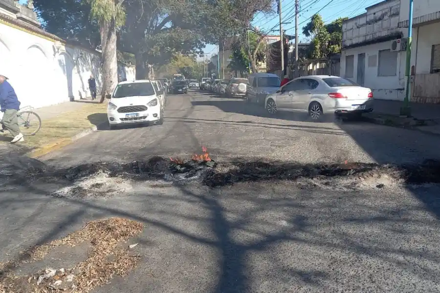EN EL CEMENTERIO DEL OESTE. Trabajadores que cumplen funciones en la necrópolis reclaman mejoras salariales en Mendoza y Asunción.