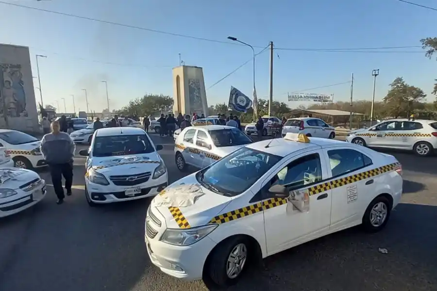 RECLAMOS. Los choferes de taxis se apostaron en el puente Lucas Córdoba y prometen movilizarse a la plaza Independencia.