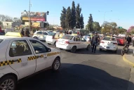 Taxis vs Uber: ¿qué servicio preferís como transporte público en Tucumán?