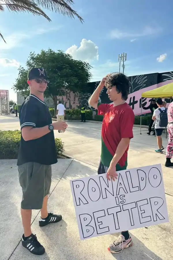 La charla de Lofe con un hincha.