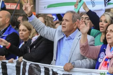 Los bancarios acordaron aumento del 75% y un salario inicial para agosto de $420.000