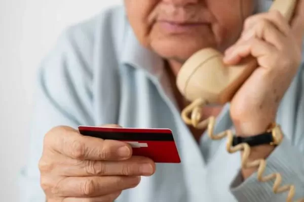 Alerta por una nueva estafa a jubilados: denuncian a una empresa por “débitos no autorizados”
