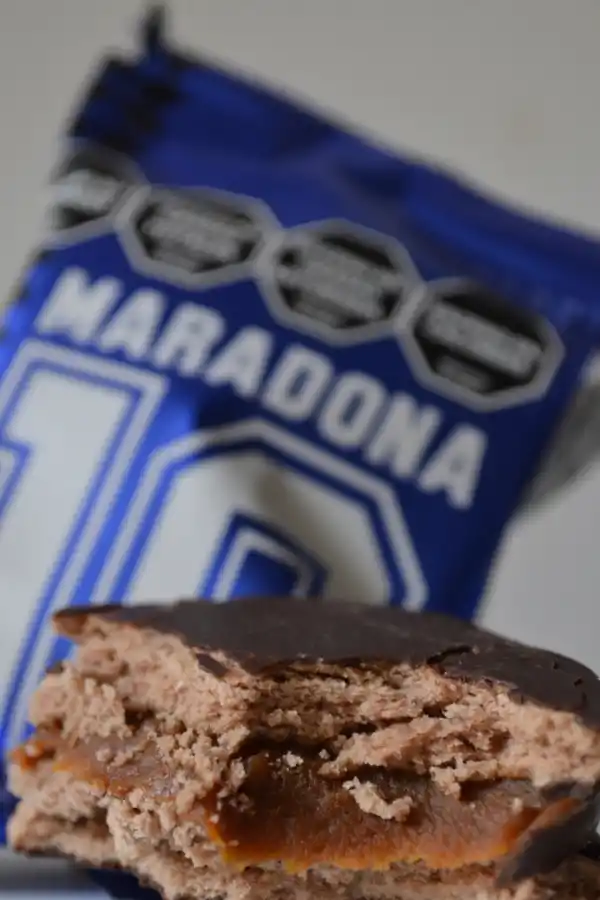 Un alfajor de chocolate relleno con dulce de leche al mejor estilo argentino 