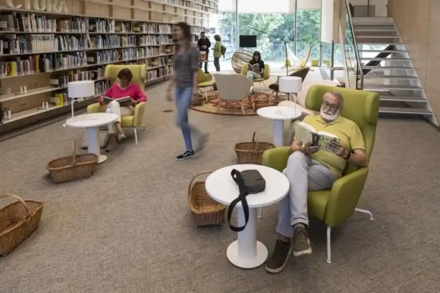 LITERATURA AMERICANA. Es amplia la oferta en sus estanterías.