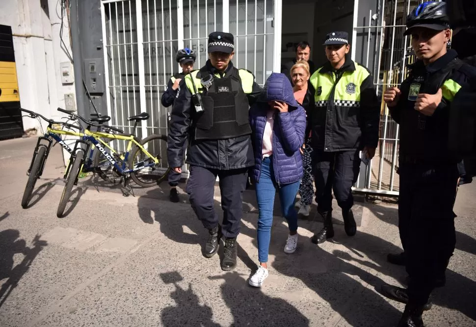 CON DESTINO AL CALABOZO. Malena Anahí Serrano es trasladada por policías después que se le dictara la prisión preventiva por dos meses. la gaceta / foto de Ines Quinteros Orio