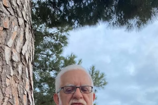 “Hay sectores que aspiran a destruir la figura del actual Papa”