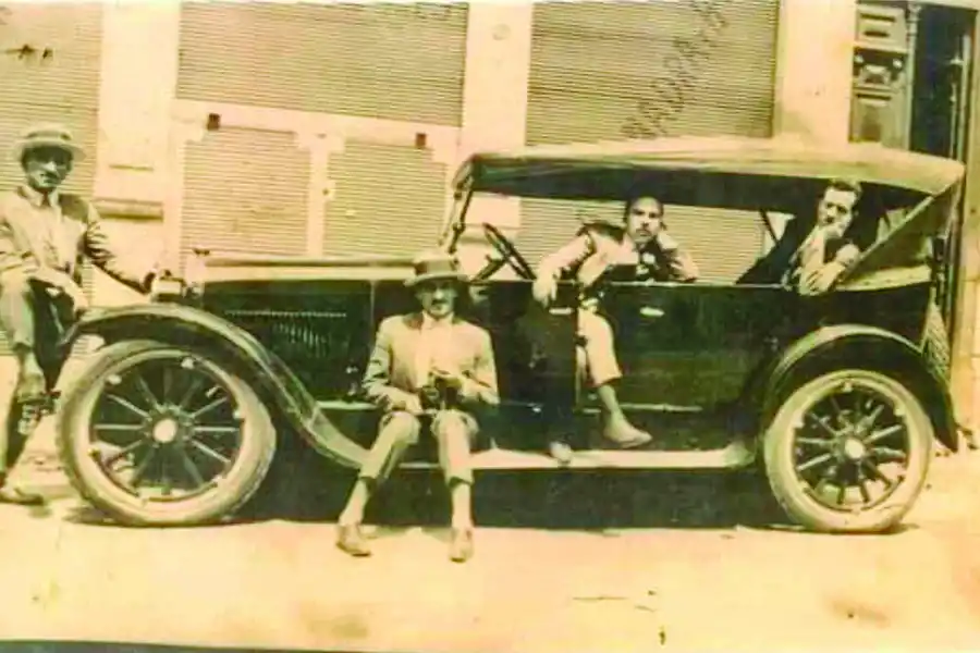 CÓRDOBA AL 700. Isa Mejail, abuelo de Florencia con un pie en el paragolpes frente al auto.