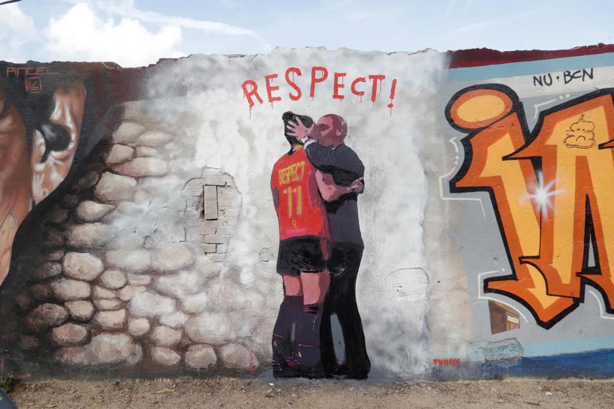 Hicieron un mural sobre el beso forzado de Luis Rubiales a Jenni Hermoso y una palabra
