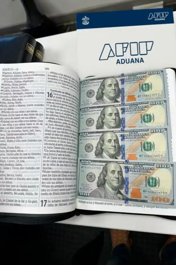 Los dólares estaban escondidos en Biblias que serían enviadas a Estados Unidos.